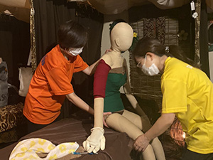 人形を使ったレッスンの様子2