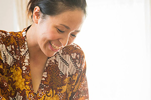 笑顔でマッサージをするオーナー